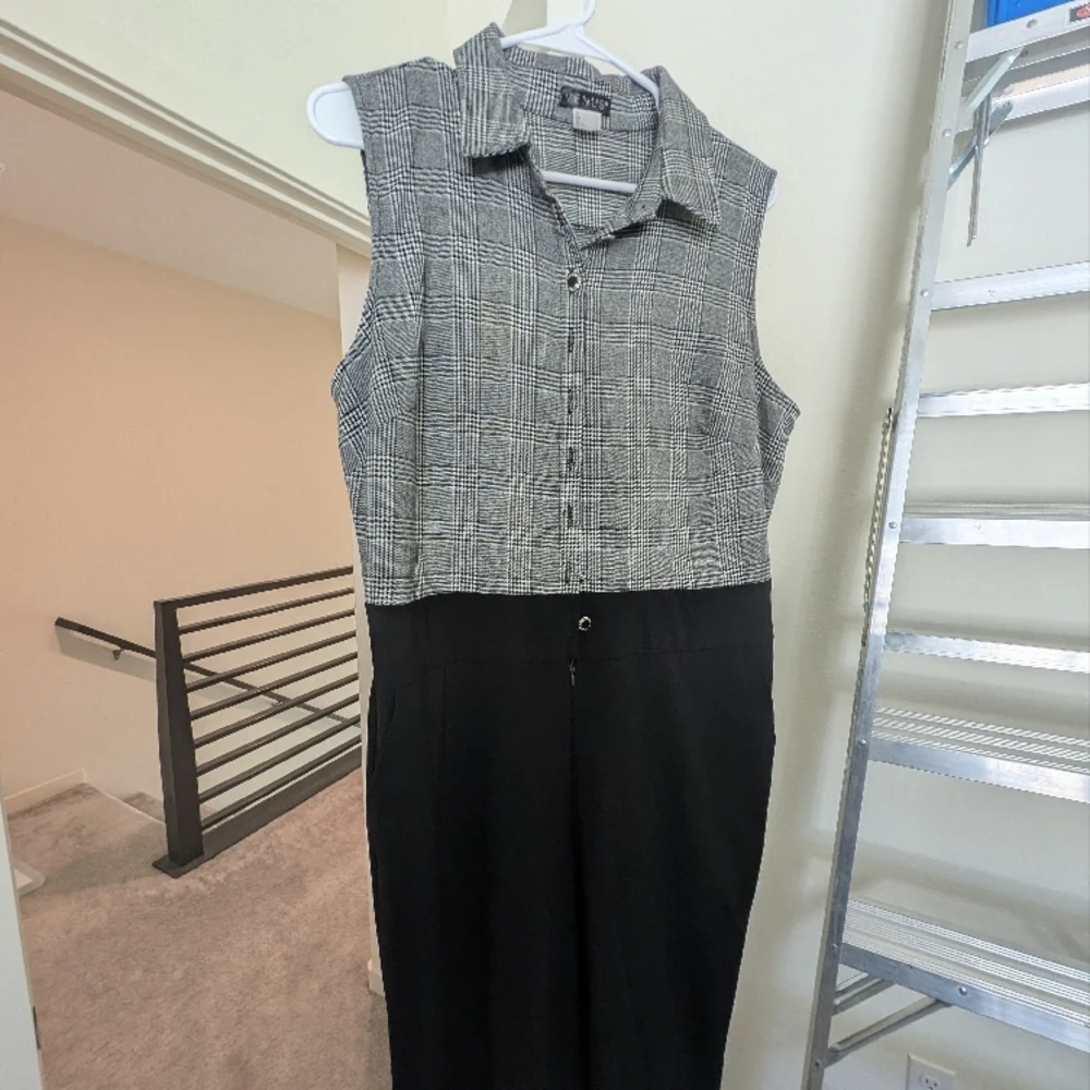 Black and White Sleeveless Jumpsuit - Picture 1 of 1